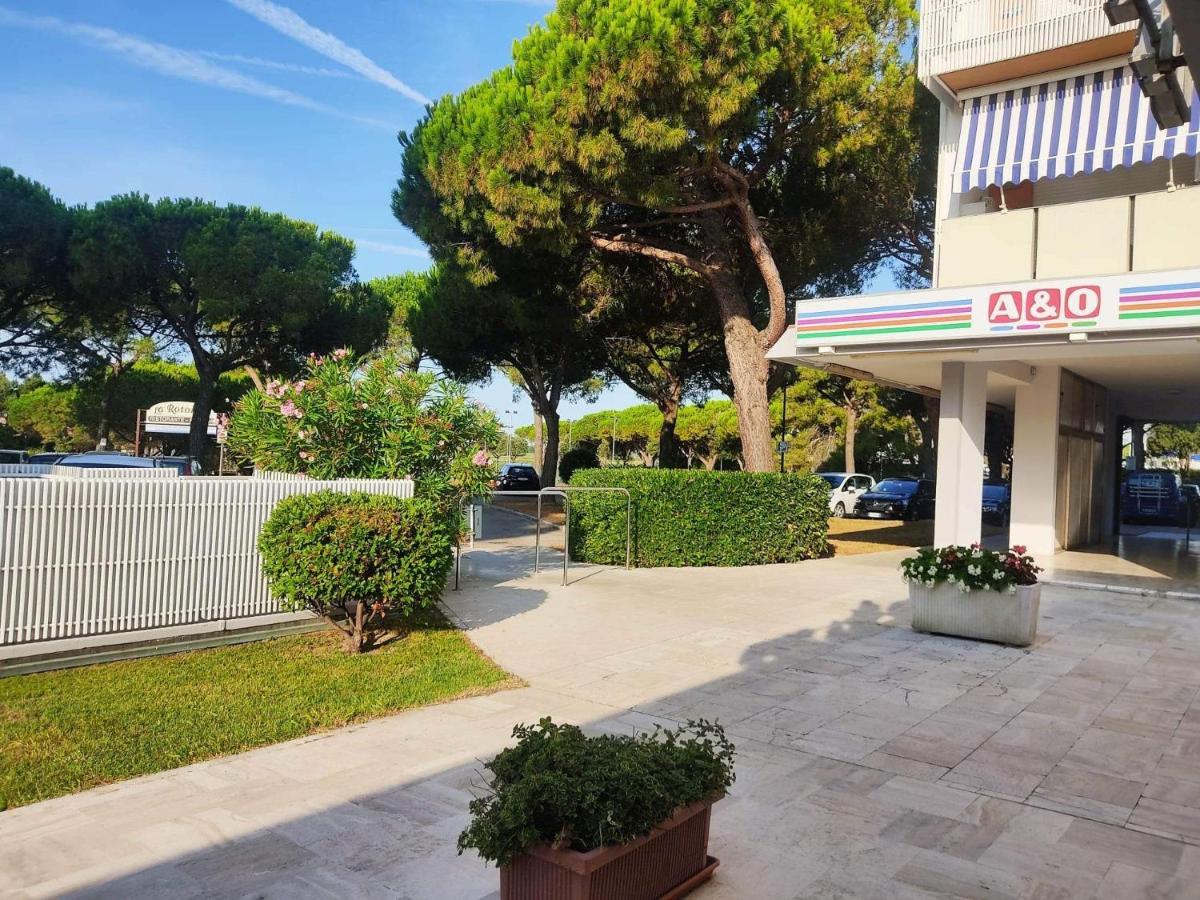 Signora Ruth - Aprilia Residence Aprilia Marittima Luaran gambar