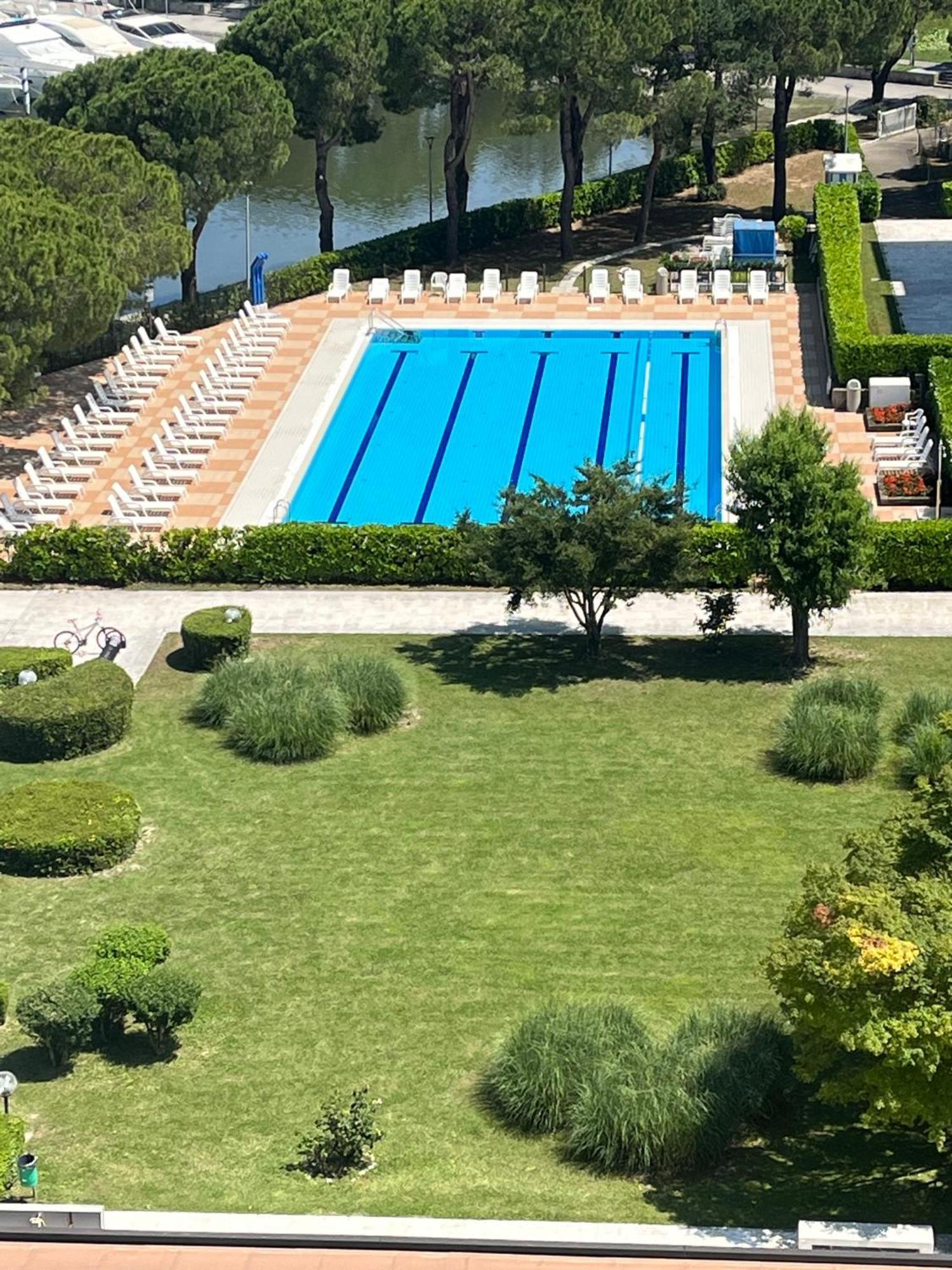 Signora Ruth - Aprilia Residence Aprilia Marittima Luaran gambar