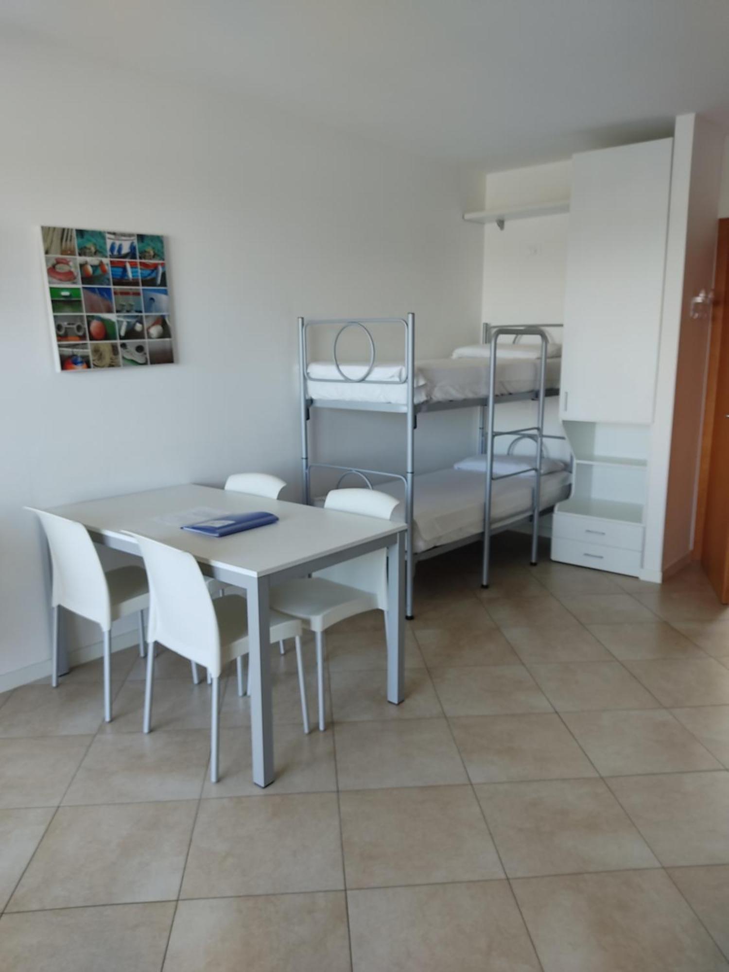 Signora Ruth - Aprilia Residence Aprilia Marittima Luaran gambar